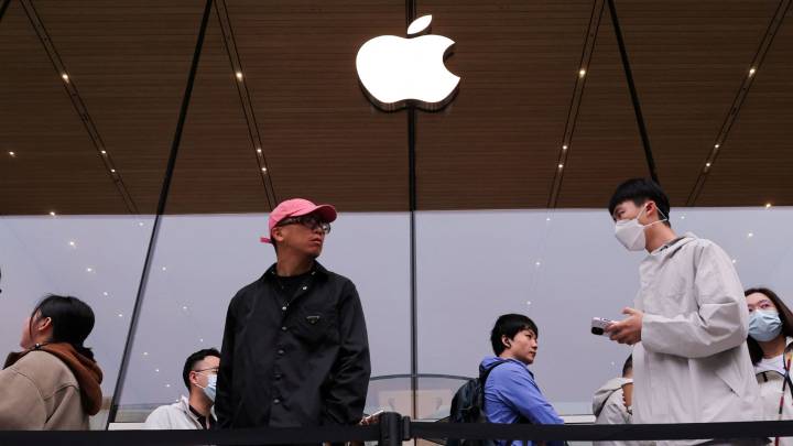 Goldman Sachs, Wells Fargo lift price targets for Apple heading into iPhone maker’s earnings