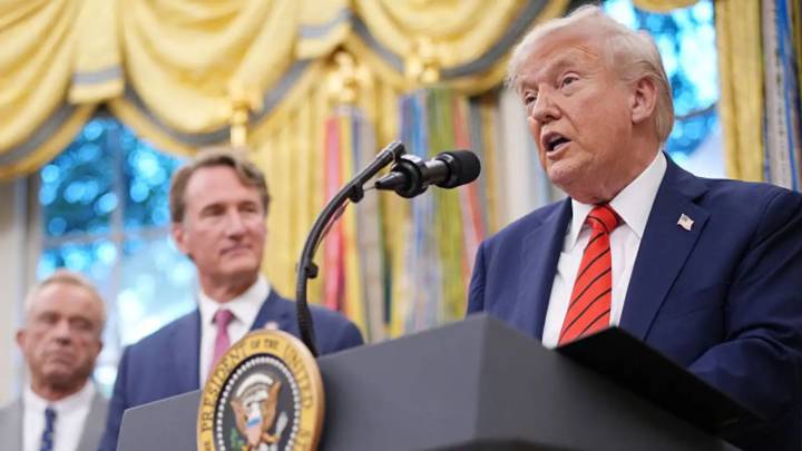 ‘Bad Wig Infomercial’: Trump’s Press Brief Goes Off the Rails After Fans Zoom In and Spot His Uncanny Look