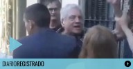Identifican y escrachan al puntero libertario que le pegó a una piña a mujer que protestaba en Quilmes contra Santilli