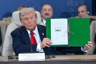 Trump firma el acuerdo de paz que acaba con dos años de guerra en Gaza ante dirigentes del mundo rendidos a su liderazgo