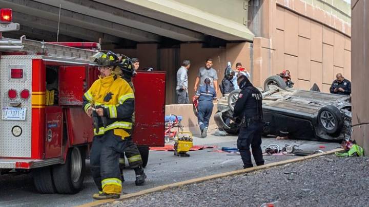 Cae vehículo de puente del Periférico Juventud