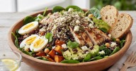 Ensalada proteica y energética: la opción ideal para cenar liviano, descansar mejor y levantarse con más energía