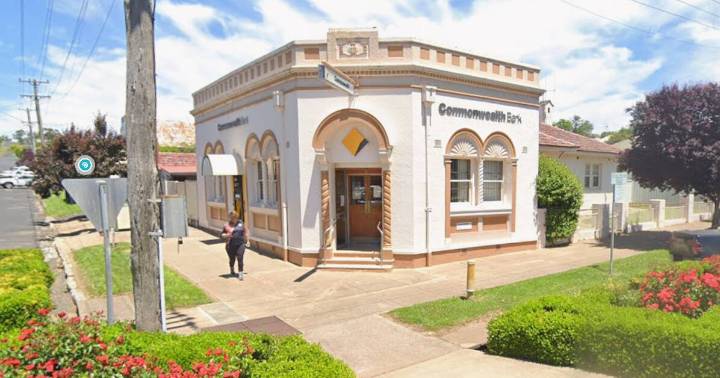 'No cash': regional Australians lose more ATMs and bank branches