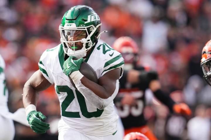 Hall and Fields help the Jets edge the Bengals 39-38 for their 1st win of the season