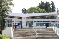 Grupo VW tiene un déficit de 11 mmde para operar en 2026; inicia recortes de inversiones y de personal en el mundo