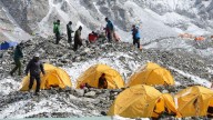 Siguen los esfuerzos por rescatar a cientos de personas que quedaron atrapadas en el monte Everest