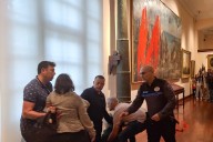 Activistas lanzan pintura sobre cuadro de Cristóbal Colón en Museo Naval de Madrid