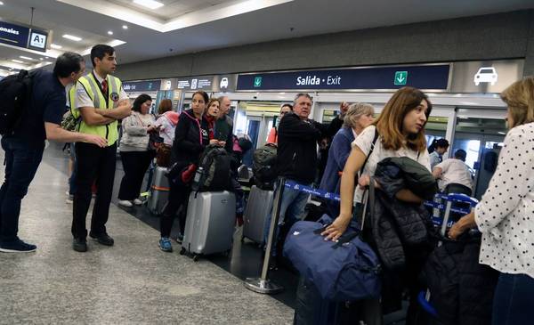Demoras y cancelaciones de vuelos en Aeroparque: pilotos analizan medidas