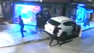 "Se llevaron hasta los cuadernos de mi hija": Video muestra violento robo de vehículo a mamá e hija adolescente en Conchalí