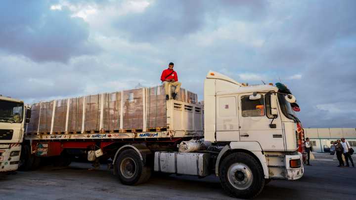 Egipto reactiva paso de camiones con suministros para Gaza tras pausa por ataque israelí en Rafah