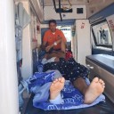 Acabó con la pierna fracturada en un accidente de moto