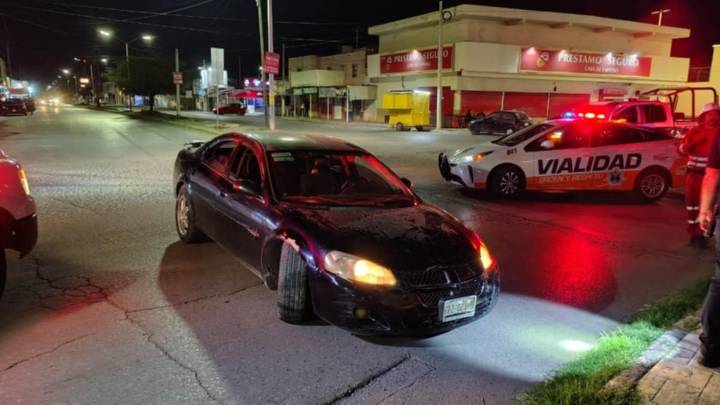 Conductor ebrio pierde el control y se estrella contra glorieta en Torreón