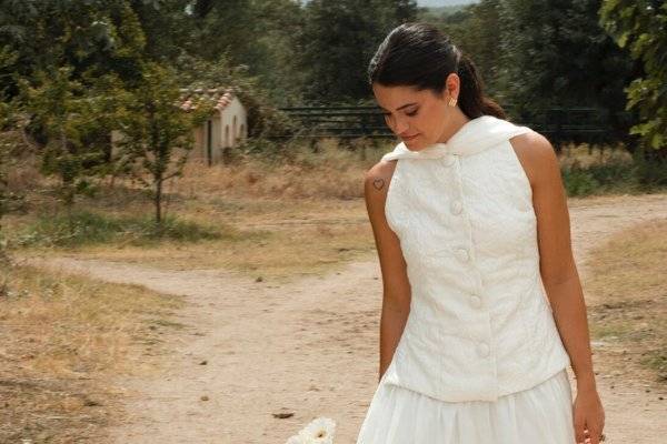 La novia que se casó con un chaleco bordado más bonito y elegante que el mejor vestido