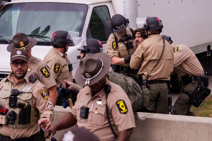 Tribunal permite que la Guardia Nacional en Illinois siga bajo control federal, pero bloquea su despliegue