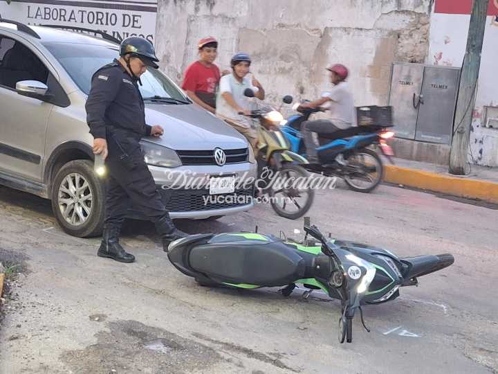 Motociclista en Tizimín, lesionada tras ser impactada por un vehículo que no midió su distancia