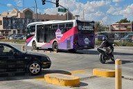 Sufren conductores del Juárez Bus por calle cerrada tras muerte en vía pública