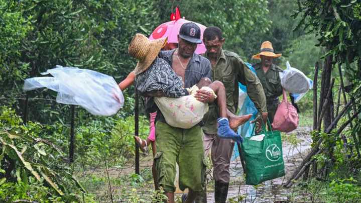 El "extremadamente peligroso" huracán Melissa llega a Cuba