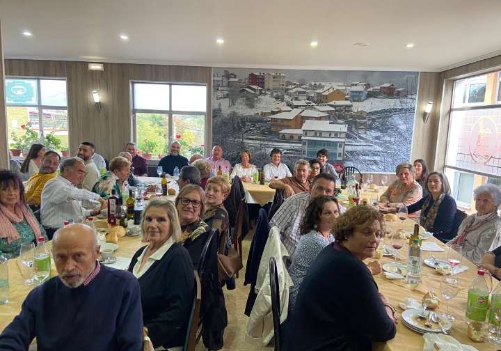 Los feligreses de San Pelayo despiden a su párraco alrededor de la mesa