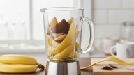 Licuar cáscara de banana y café: por qué recomiendan hacerlo y para qué sirve