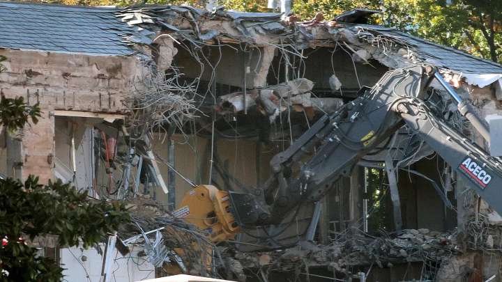 Excavadora irrumpe en el ala este de la Casa Blanca mientras comienza la construcción del salón de baile de Trump