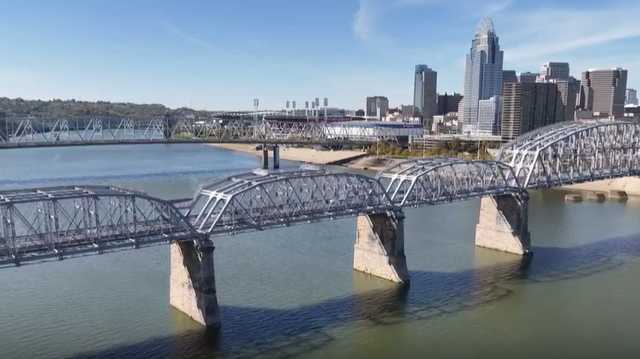 Police: Suspect jumps off Purple People Bridge after fleeing stabbing scene