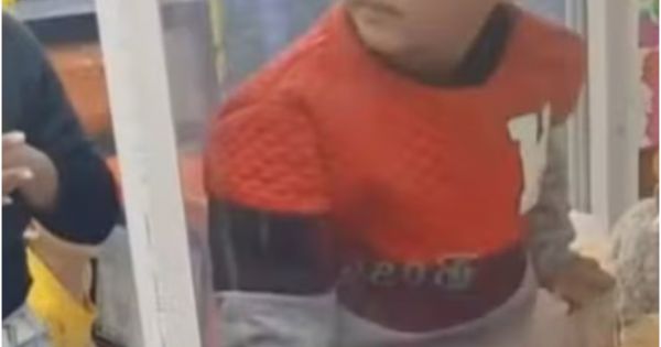Un nene de 4 años quedó atrapado dentro de una máquina de peluches en una pizzería