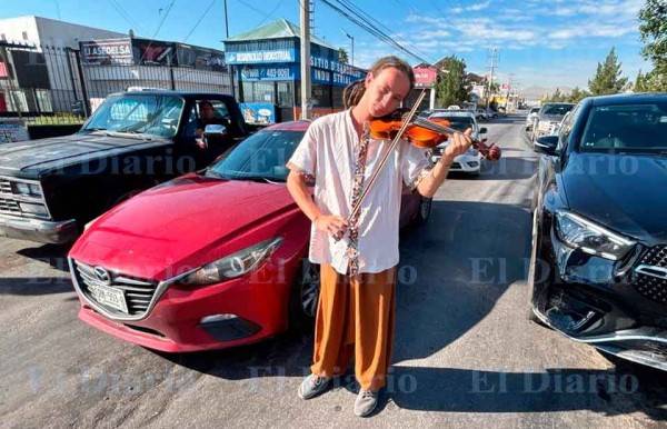 Hace Ángel del violín instrumento de paz