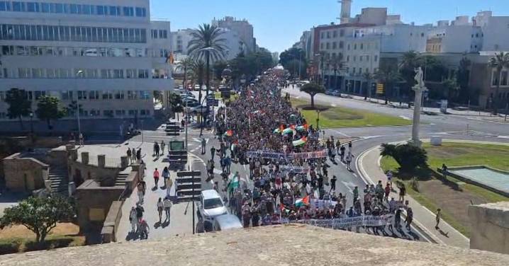 "Es un genocidio, no es una guerra", el cántico de la manifestación por Palestina en Cádiz