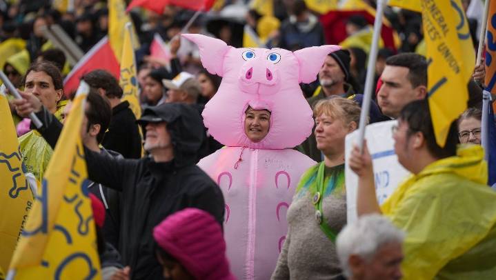 B.C. public service workers’ union expands pickets at another two dozen sites