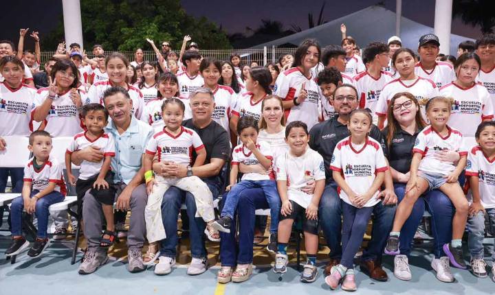 Atenea Gómez Ricalde entrega uniformes nuevos a las y los alumnos de la Escuelita Deportiva Municipal