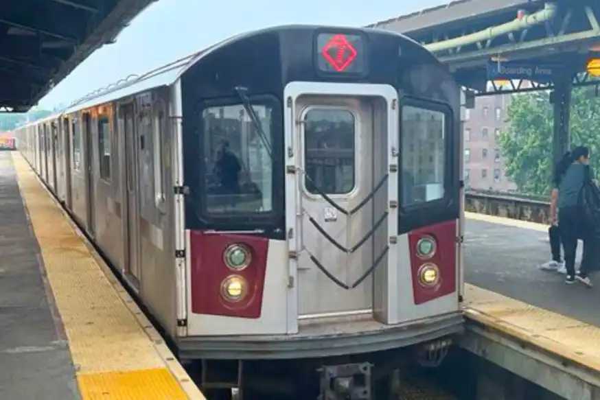 Woman struck and killed by 7 train in apparent suicide at Corona Plaza subway station: NYPD