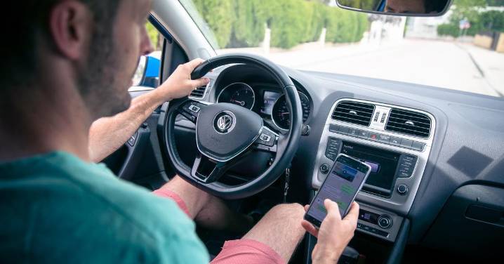 El uso del móvil supone ya el 87% de las sanciones por distracción al volante en Catalunya
