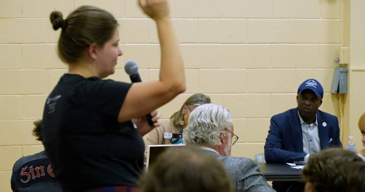 City officials meet with residents over Meadows Park Community Center closure