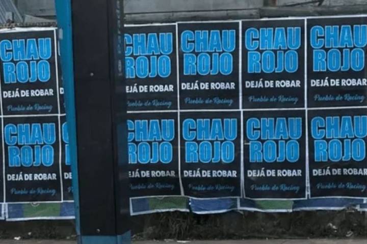 Firmados por “Pueblo de Racing”. “Chau Rojo. Dejá de robar”: los afiches que aparecieron en el Cilindro justo en un día crucial