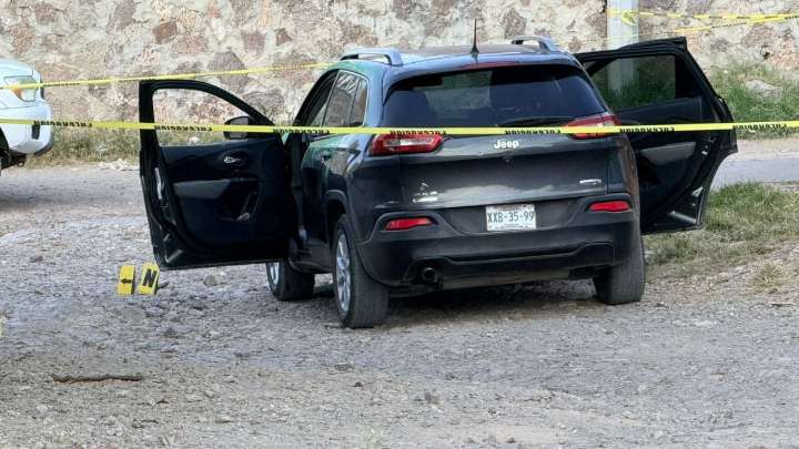 Asesinan a pareja a bordo de una camioneta Jeep Cherokee en León; una menor resultó herida