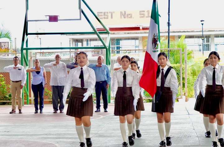 Escuelas públicas deben ser ejemplo de dignidad y calidad: Navarro