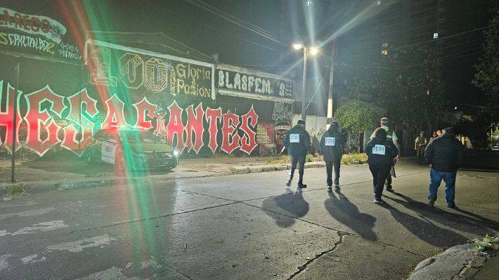 Hombre es asesinado en plena vía pública en Santiago: Sujetos lo persiguieron y dieron muerte a balazos