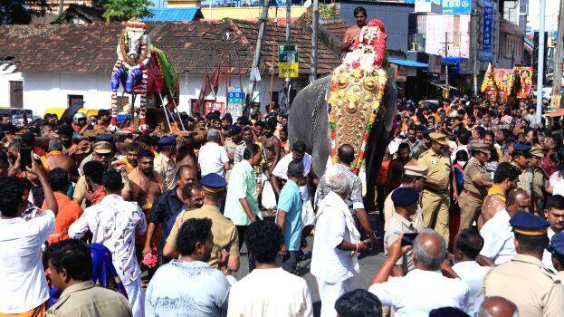 Police guard of honour in Killipalam; Navaratri idols leave Thiruvananthapuram