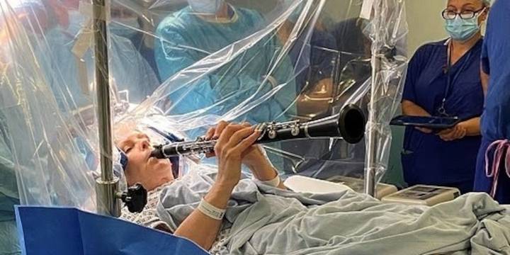 Una paciente con Parkinson tocó el clarinete mientras la operaban del cerebro para guiar a los cirujanos