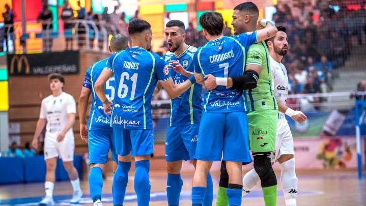 El Viña Albali Valdepeñas golea y brilla en casa ante el O Parrulo Ferrol (7