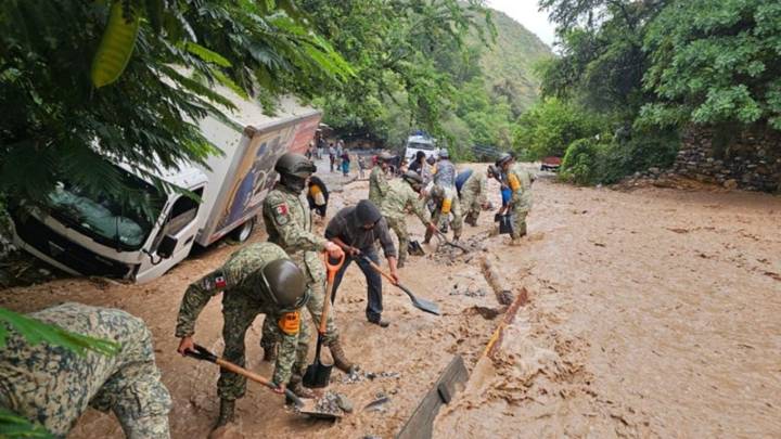 Veracruz y Querétaro registran muertes por deslaves e inundaciones, informa Protección Civil