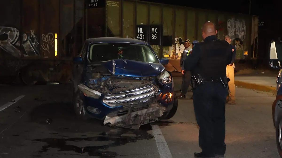 Conductora intenta cruzar las vías en la avenida Las Industrias y es impactada por el tren