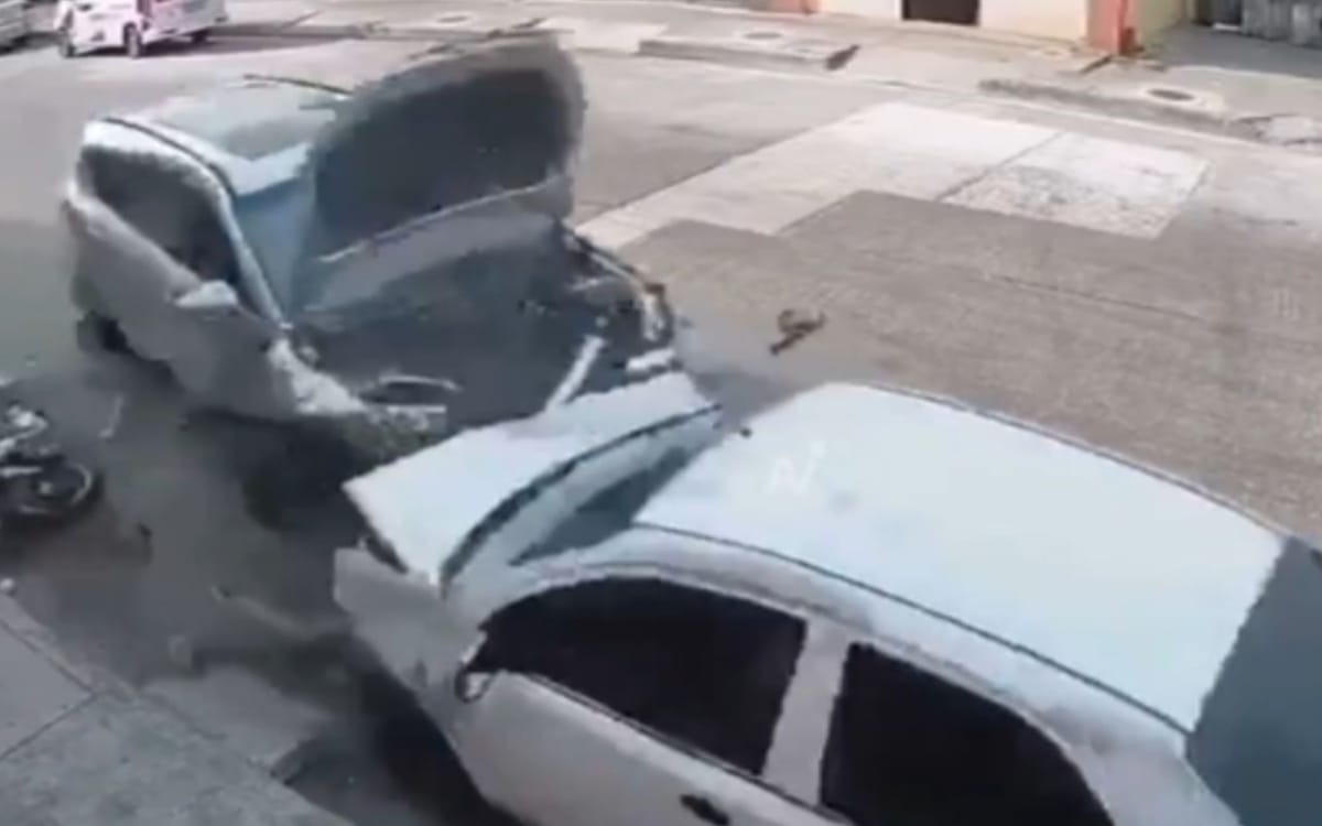 VIDEO IMPACTANTE: Hombre atropella a asaltantes tras robo, destrozó su auto y los mandó al más allá