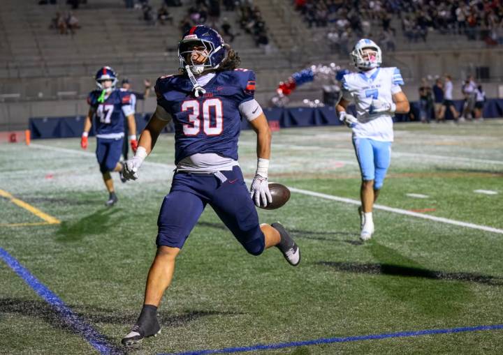 Yorba Linda football beats Corona del Mar in OT for share of Bravo League title