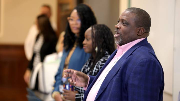 Syracuse schools to pay 2 retiring execs $250K (Weekly top stories)