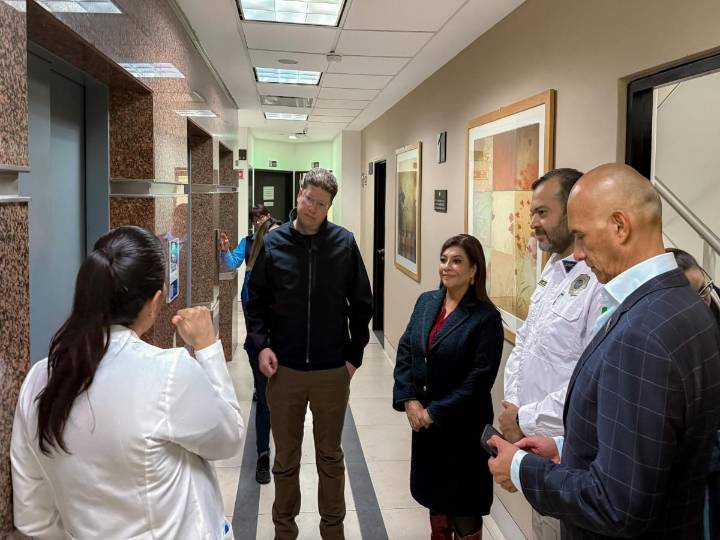 Brugada visita a policías hospitalizados tras enfrentamiento con ‘Bloque Negro’