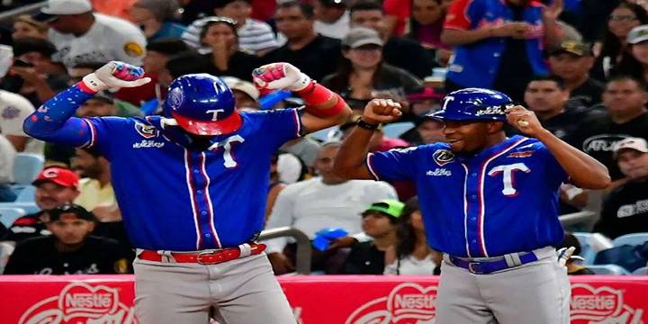 Tiburones vence a los Leones del Caracas