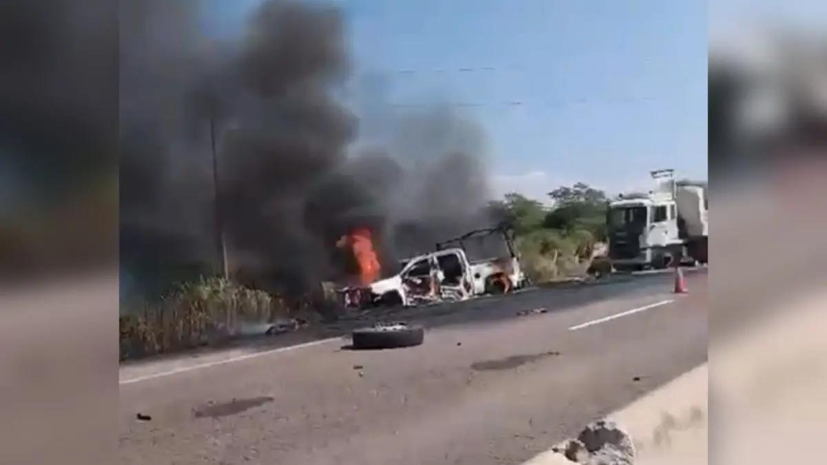 VIDEO: fuerte accidente sobre la carretera Mazatlán-Culiacán deja tráiler y patrulla en llamas