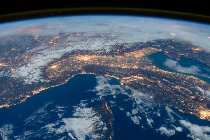 La NASA confirmó que la Tierra perdió su simetría y se oscurece: efectos en los humanos