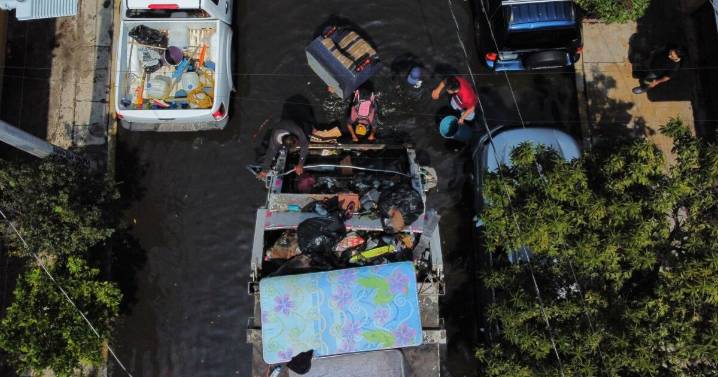 Sheinbaum visita Neza tras inundaciones; “nadie quedará desamparado”, dice